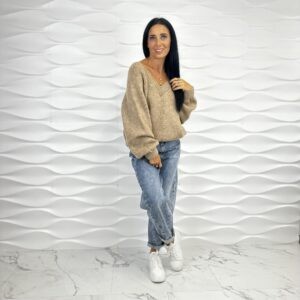 Sweter w kolorze beżowym